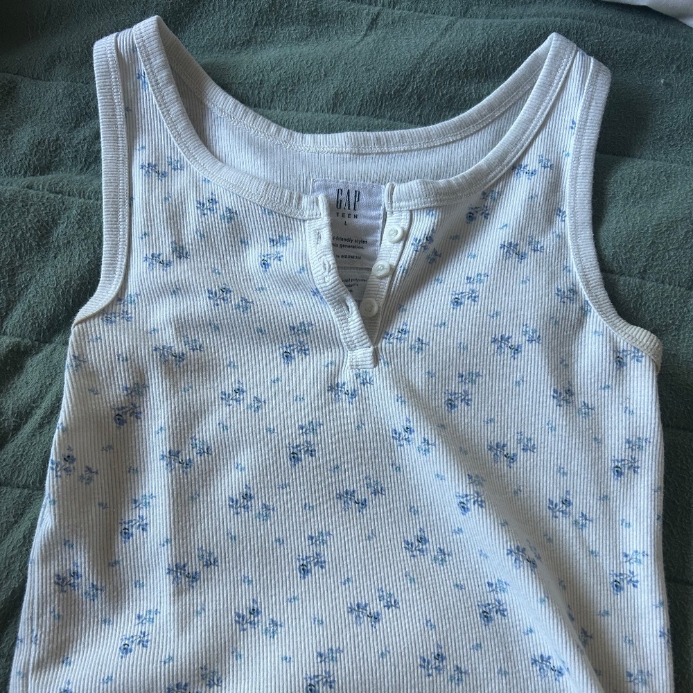 Cropped GAP tank (teen size L fits womans XS)